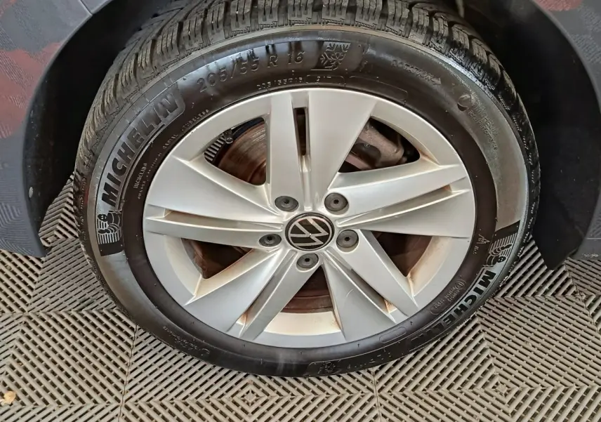 Gros plan sur la roue avant droite de la Volkswagen Golf gris foncé, jante alliage et pneu Michelin visible.