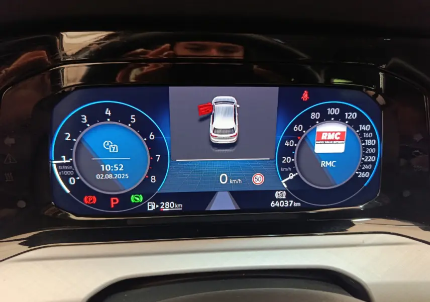 Tableau de bord numérique de Volkswagen Golf gris foncé 2022 affichant vitesse, régime et porte ouverte côté gauche.