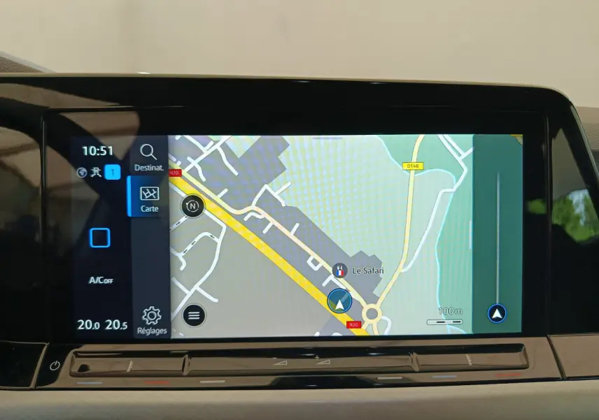 Écran tactile central affichant la navigation GPS dans l'habitacle d'une Volkswagen Golf gris foncé 2022.
