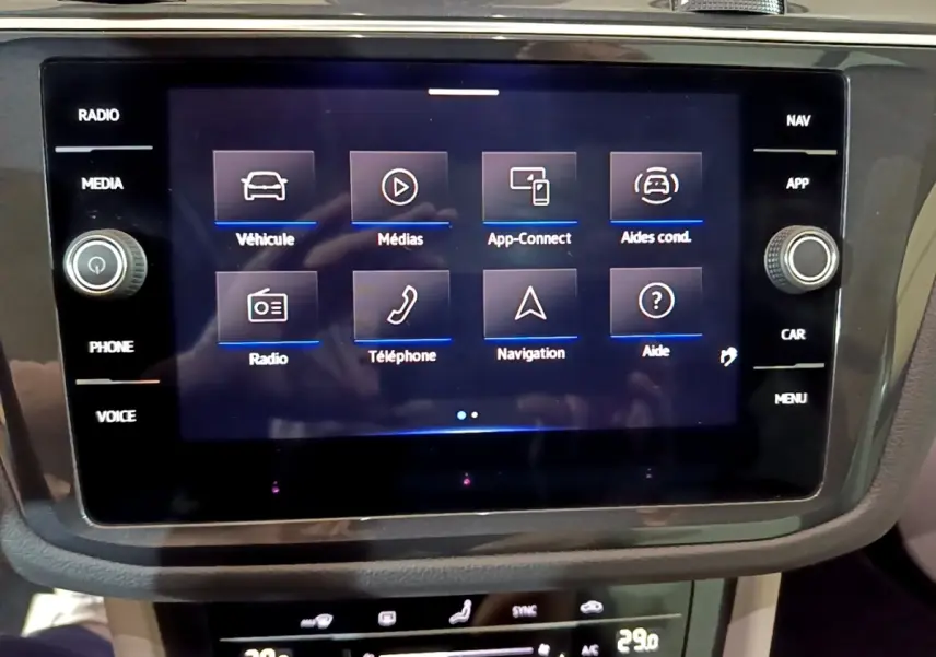 Écran tactile central du Volkswagen Tiguan gris clair 2022 affichant le menu principal multimédia et navigation.