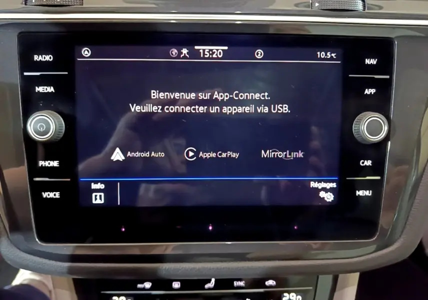 Écran tactile central du tableau de bord du Volkswagen Tiguan 2.0 TDI 150 DSG7 Elegance affichant App-Connect.