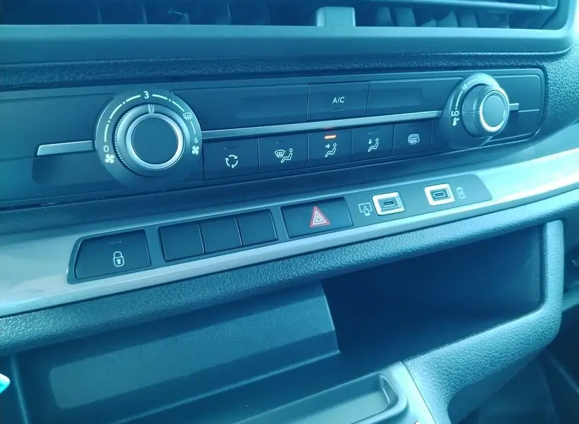 Détail du tableau de bord du Citroën Jumpy Cabine Approfondie 2025, montrant les commandes de climatisation et boutons fonctionnels.