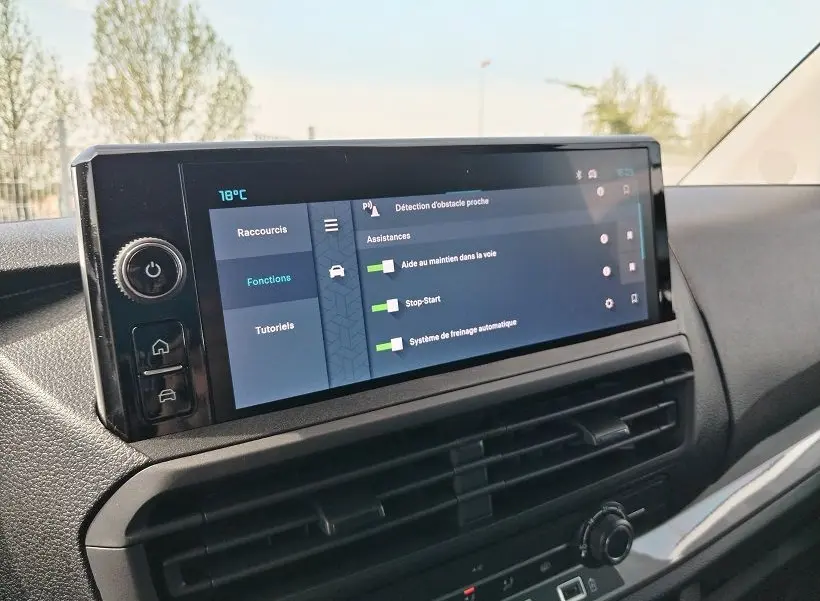 Écran tactile central du tableau de bord du Citroën Jumpy Cabine Approfondie gris titane, affichant les aides à la conduite.