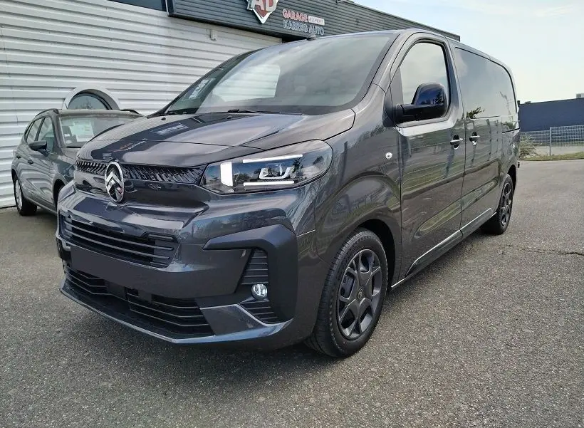 Vue 3/4 avant droit d'un Citroën Jumpy Cabine Approfondie gris titane avec roues tôlées noires et portes latérales coulissantes.
