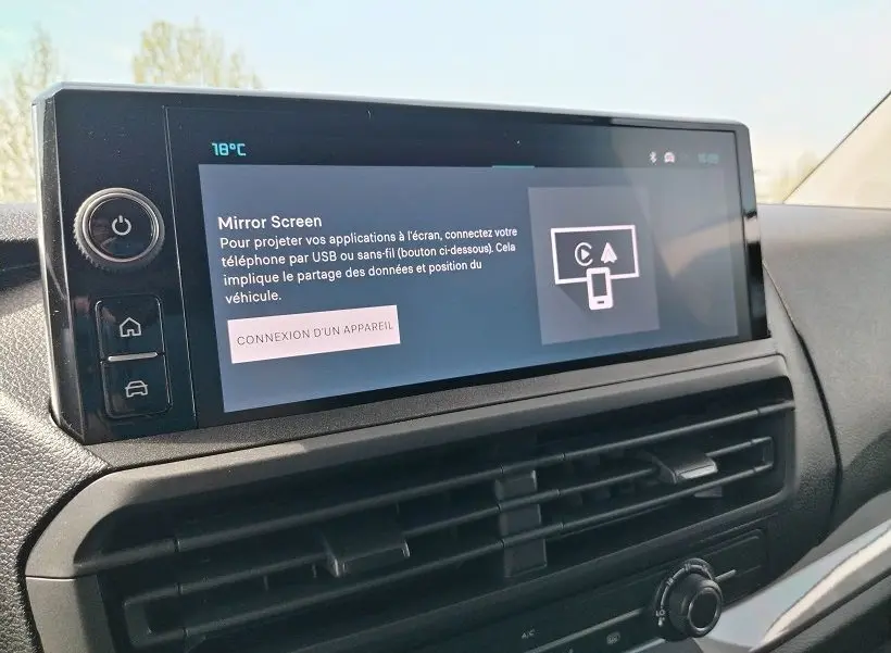 Écran tactile central du tableau de bord du Citroën Jumpy Cabine Approfondie 2025, affichant l'interface Mirror Screen.