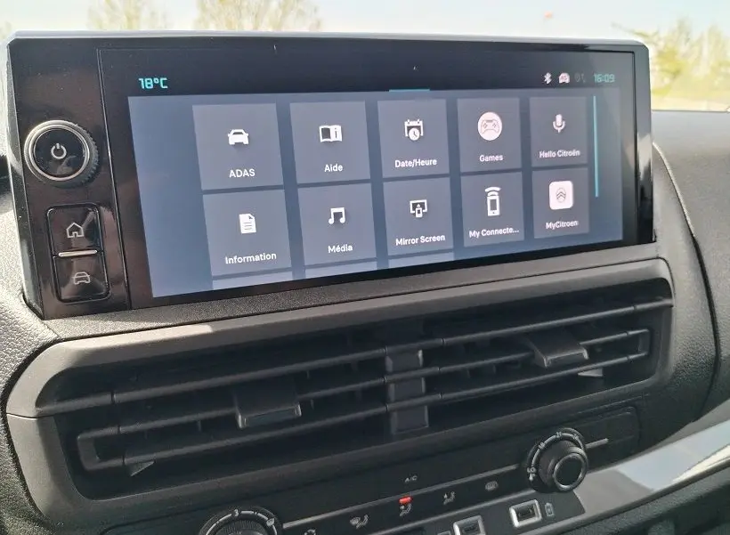 Écran tactile central du tableau de bord du Citroën Jumpy Gris Titane, affichant les options multimédia et assistance.