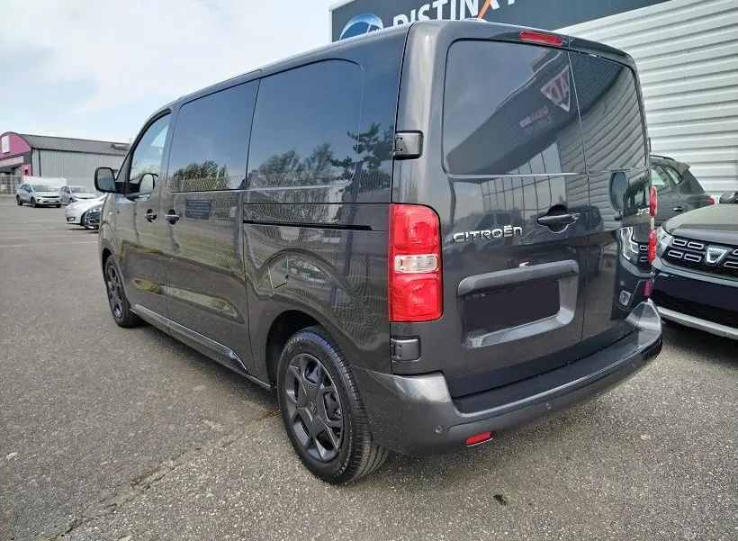 Vue 3/4 arrière droite d’un Citroën Jumpy Cabine Approfondie gris titane avec portes latérales coulissantes et roues tôlées noires.