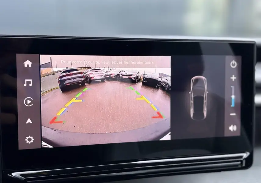 Écran de caméra de recul du Citroën C3 Turbo 100 Max montrant une vue arrière avec lignes de guidage colorées.