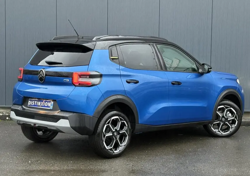 Vue 3/4 arrière droite d'une Citroën C3 2025 Bright Blue avec toit noir et jantes alliage 17 pouces.