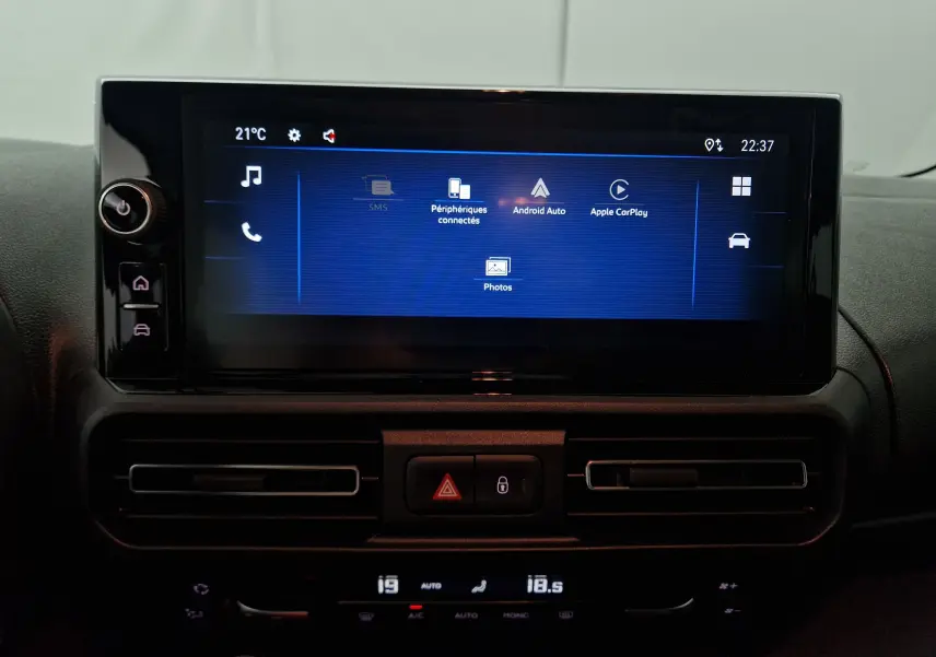 Écran tactile central du tableau de bord de l'Opel Combo Life 2025 affichant les options Android Auto et Apple CarPlay.