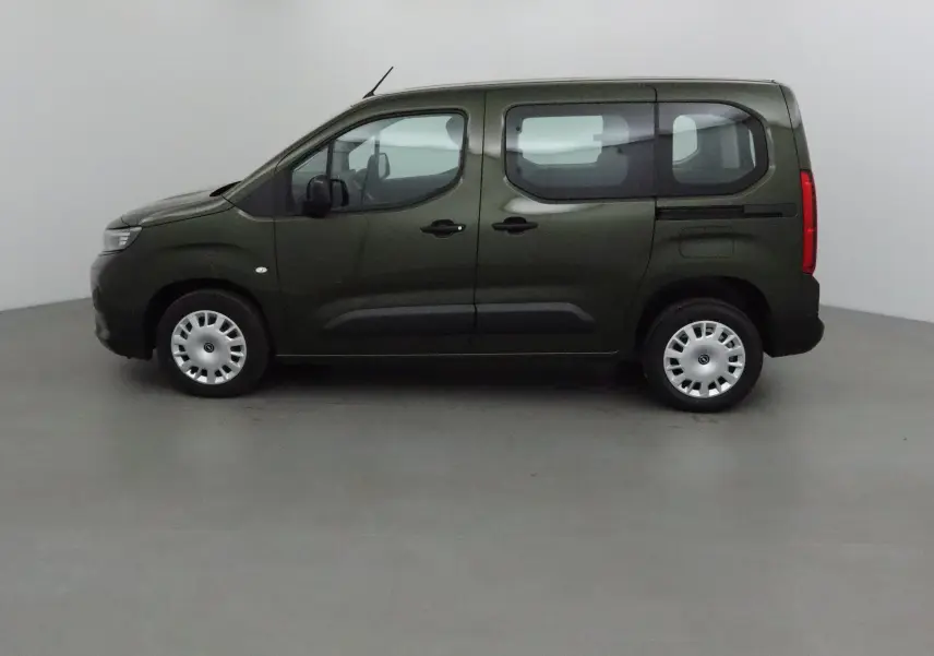 Profil côté gauche d'un Opel Combo Life vert Sirkka 2025, monospace compact avec grandes fenêtres et jantes acier.