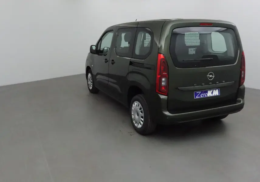 Vue 3/4 arrière droite d'un Opel Combo Life vert Sirkka avec grille de séparation visible à l'arrière.