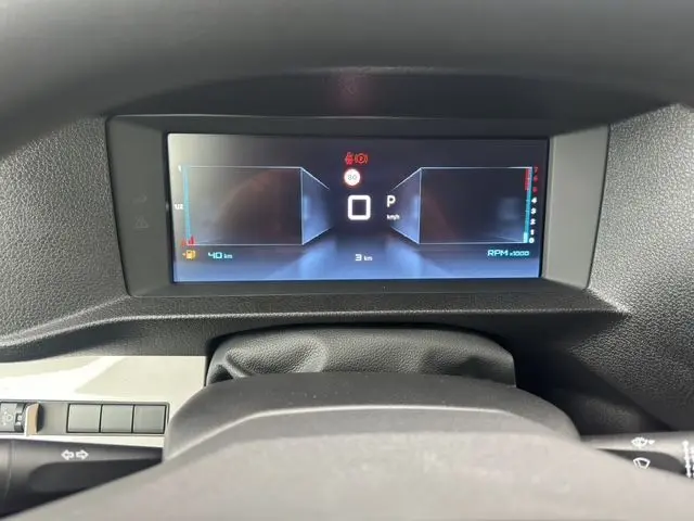 Affichage numérique du tableau de bord du Citroën Jumpy noir 2025, montrant la vitesse à zéro et le mode parking.