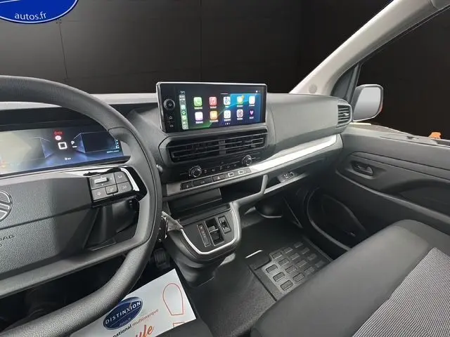 Vue intérieure côté conducteur du Citroën Jumpy noir 2025, tableau de bord moderne avec écran tactile et volant multifonction.