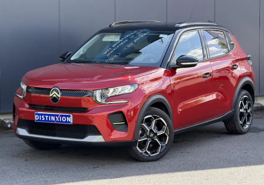 Citroën C3 Turbo 100 Max rouge Elixir vue 3/4 avant avec toit noir Perla Nera et jantes alliage noires.