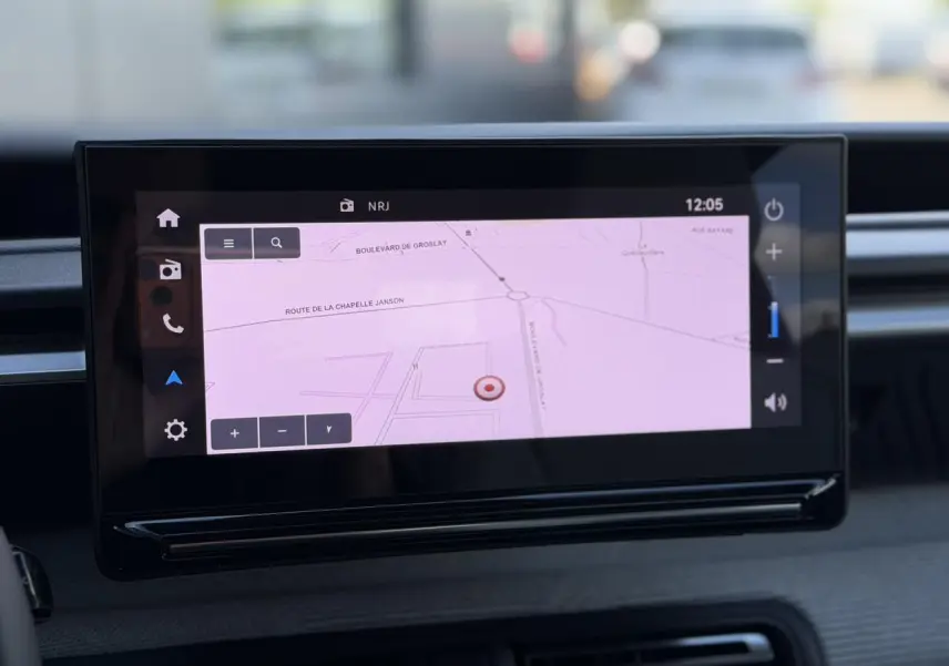 Écran central tactile de navigation 3D de la Citroën C3 Turbo 100 Max, affichage carte GPS en intérieur.