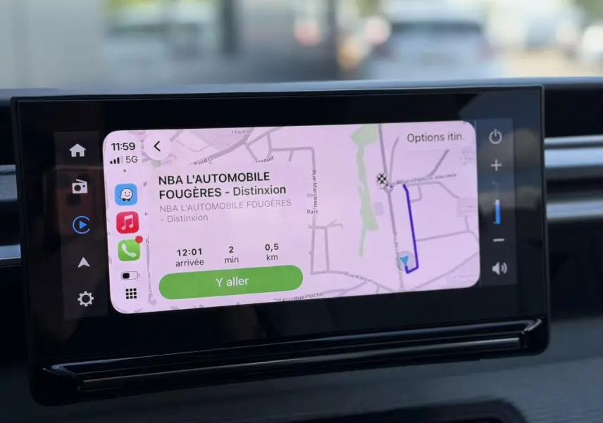 Écran central tactile de navigation 10 pouces affichant un itinéraire dans l’habitacle d’une Citroën C3 Rouge Elixir.