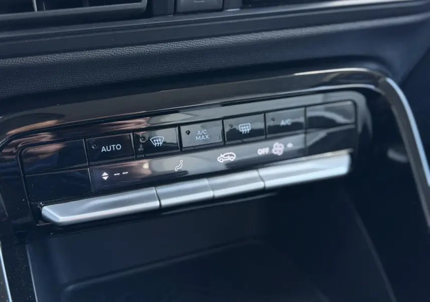 Gros plan sur la console centrale de la Citroën C3 Turbo 100 Max 2025, montrant les commandes de climatisation automatique.