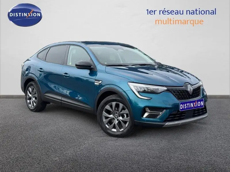 Renault Arkana bleu Zanzibar en 3/4 avant droit, SUV hybride avec calandre noire et jantes alliage grises.