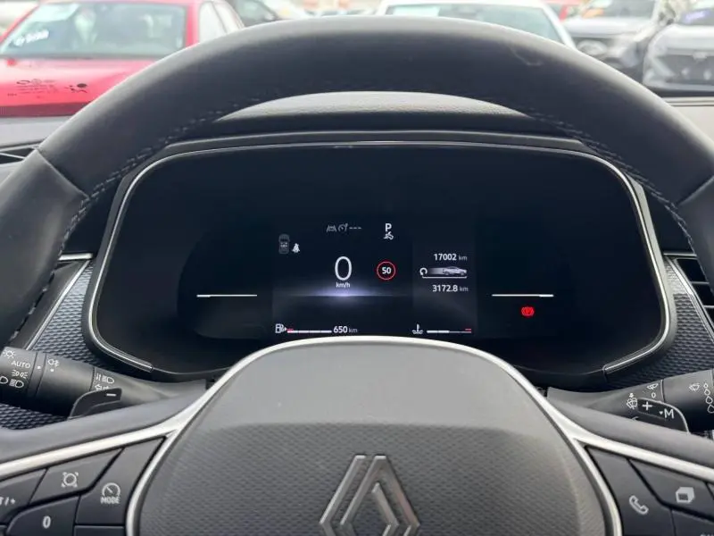 Vue rapprochée du tableau de bord numérique du Renault Arkana 2025, avec volant et affichage digital noir.
