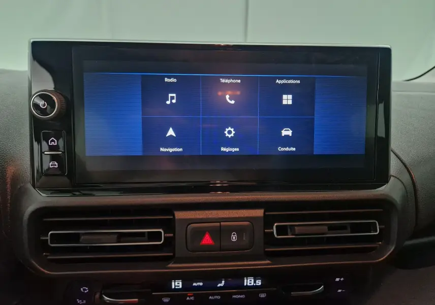 Écran tactile central de l’Opel Combo Life 2025 affichant les menus radio, téléphone, navigation et réglages, intérieur noir.