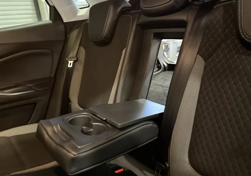 Vue intérieure du siège arrière droit de l’Opel Grandland X 2021, avec accoudoir central relevé et sellerie noire.