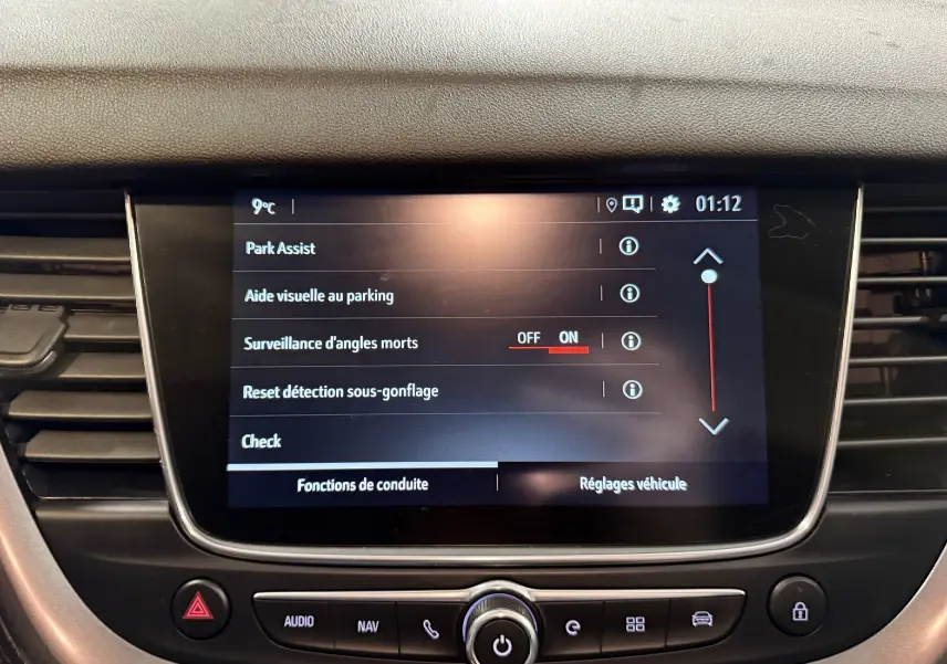 Écran tactile central du tableau de bord de l’Opel Grandland X blanc, affichant les réglages d’aide à la conduite.