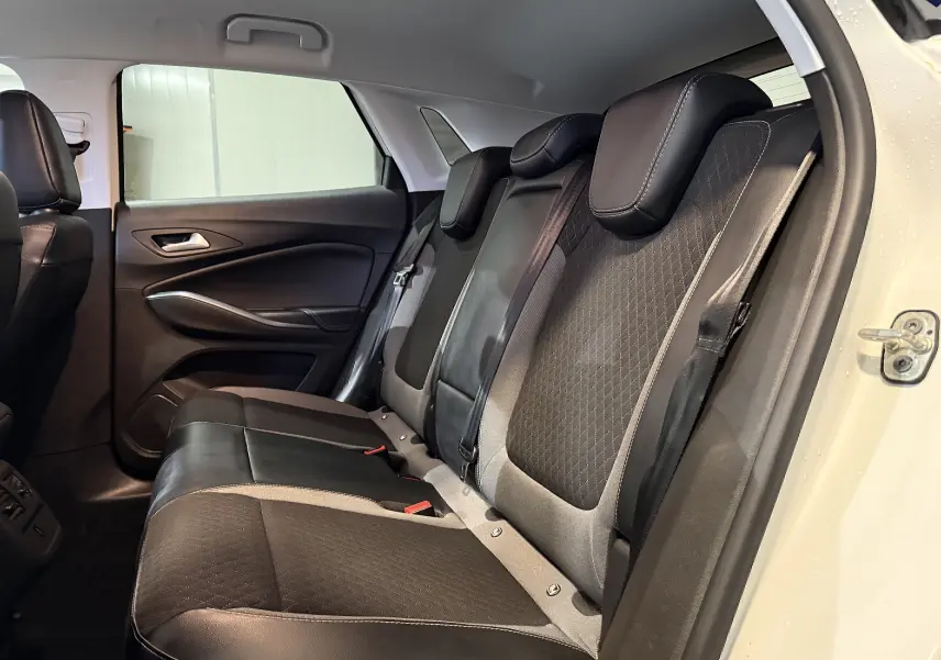 Vue intérieure côté droit des sièges arrière en tissu noir et cuir sur Opel Grandland X blanc 2021 hybride rechargeable.