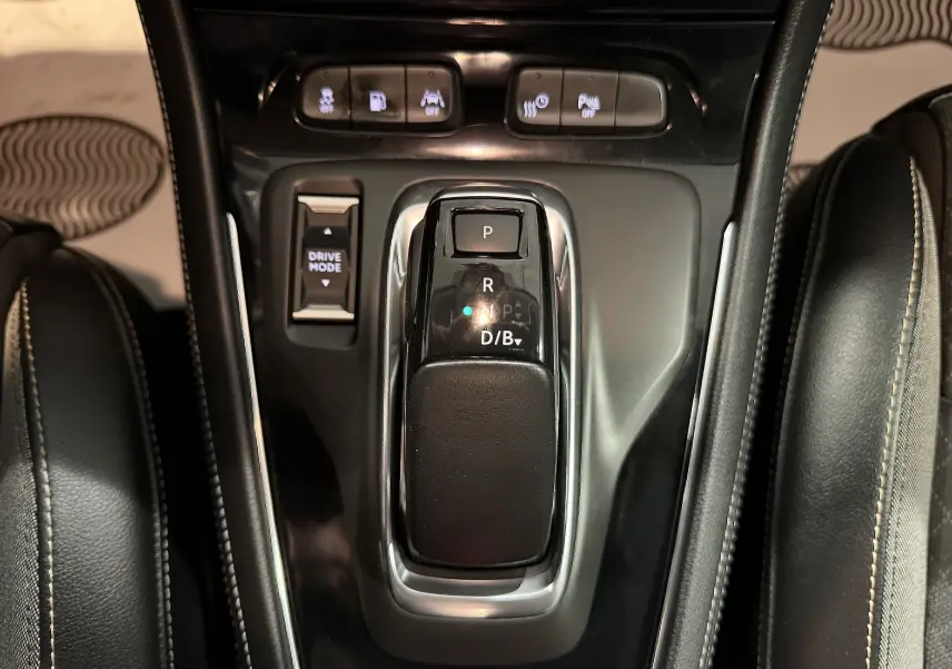 Vue rapprochée du levier de vitesses automatique noir au centre de la console d’une Opel Grandland X blanche, 2021.