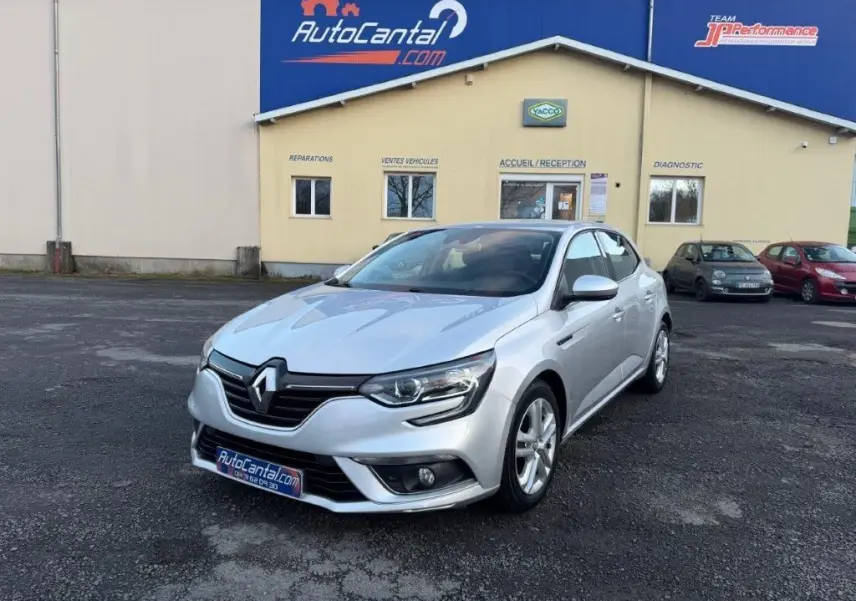 Renault Mégane Business gris alu vue 3/4 avant droit, avec calandre noire et feux LED distinctifs.