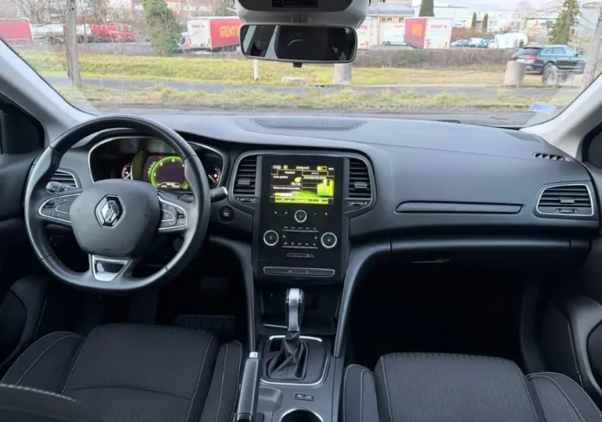 Vue intérieure avant de la Renault Mégane Business Diesel gris alu, avec tableau de bord numérique et écran central tactile.