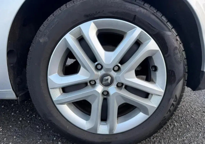 Gros plan sur la jante alliage gris alu de la Renault Mégane Business, mettant en valeur le logo central et le pneu Pirelli.