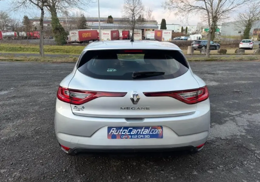 Vue arrière d'une Renault Mégane Business gris alu, avec feux arrière LED et logo distinctif bien visibles.