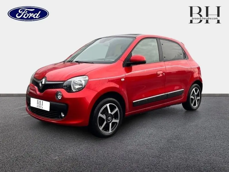 Renault Twingo Rouge Flamme vue 3/4 avant droit avec jantes alu et toit ouvrant en toile visible.