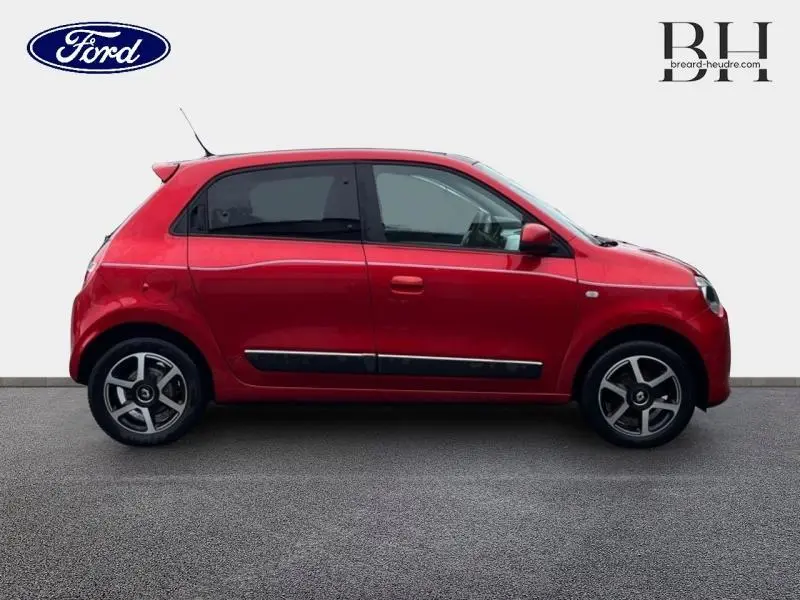Profil droit d'une Renault Twingo Rouge Flamme 2019 avec toit ouvrant en toile et jantes alliage.