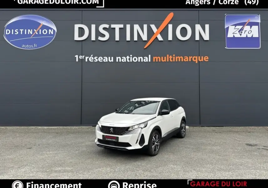 Peugeot 3008 blanc vue 3/4 avant droit, avec calandre noire et jantes alliage distinctives.