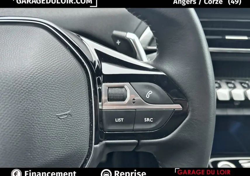 Gros plan sur les commandes au volant côté droit du Peugeot 3008 blanc, mettant en valeur les boutons multifonctions.