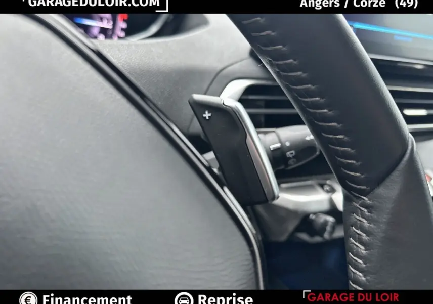 Gros plan sur la palette de changement de vitesse au volant en cuir noir du Peugeot 3008 blanc 2024.
