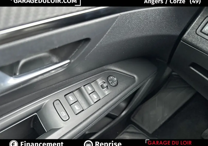 Détail des commandes des vitres et rétroviseurs côté conducteur du Peugeot 3008 blanc, intérieur noir.