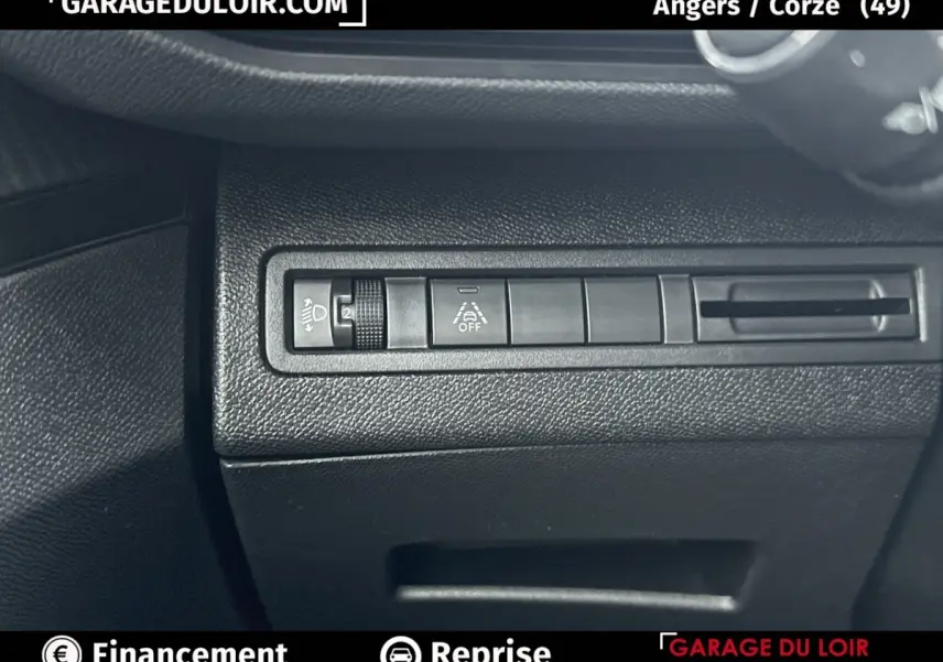 Détail du tableau de bord noir du Peugeot 3008 2024 montrant les commandes d’éclairage et d’alerte de changement de voie.