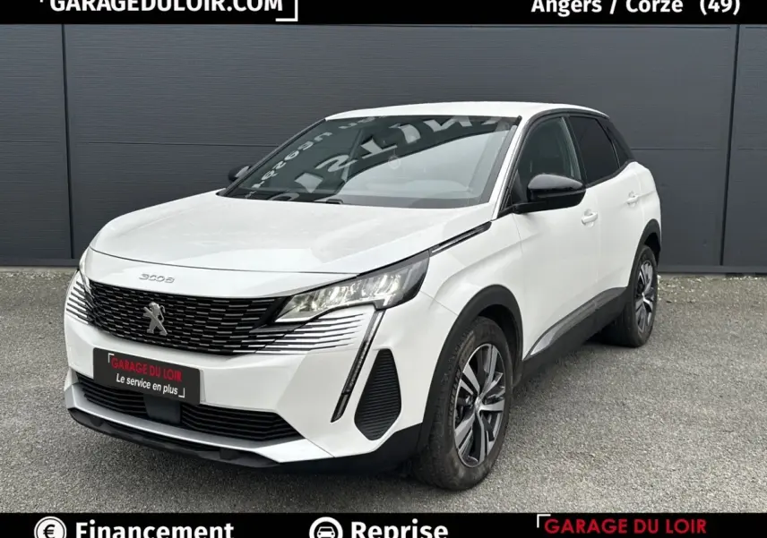 Peugeot 3008 blanc vu en 3/4 avant droit, avec calandre noire et phares LED distinctifs.