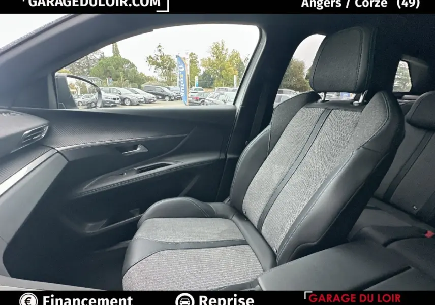 Vue intérieure côté passager avant du Peugeot 3008 2024 avec sièges bi-matière gris et noir.