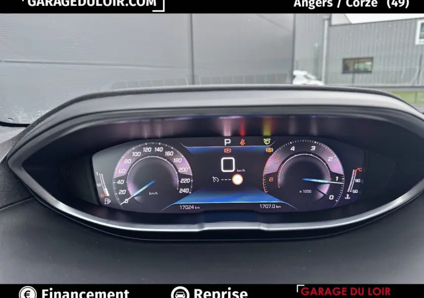 Vue rapprochée du tableau de bord numérique du Peugeot 3008 2024, affichant vitesse, compte-tours et alertes.