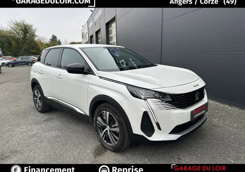Vue 3/4 avant d’un Peugeot 3008 blanc avec calandre noire et feux LED distinctifs, stationné devant un bâtiment gris.