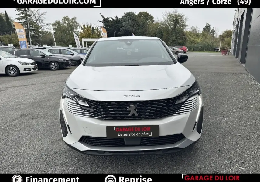 Vue avant d'un Peugeot 3008 blanc 2024 avec calandre noire et feux LED allumés sur un parking extérieur.