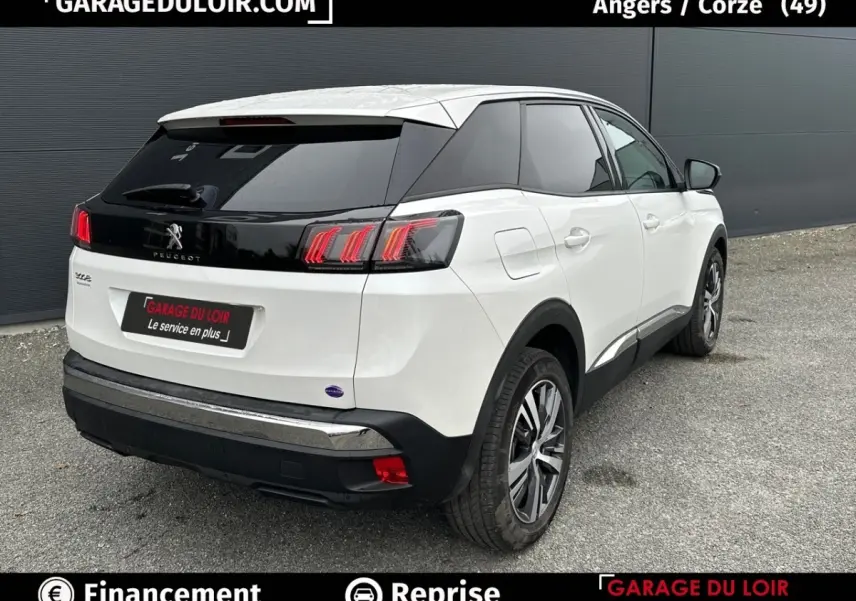 Vue 3/4 arrière droite du Peugeot 3008 blanc avec toit noir et feux arrière LED distinctifs allumés.