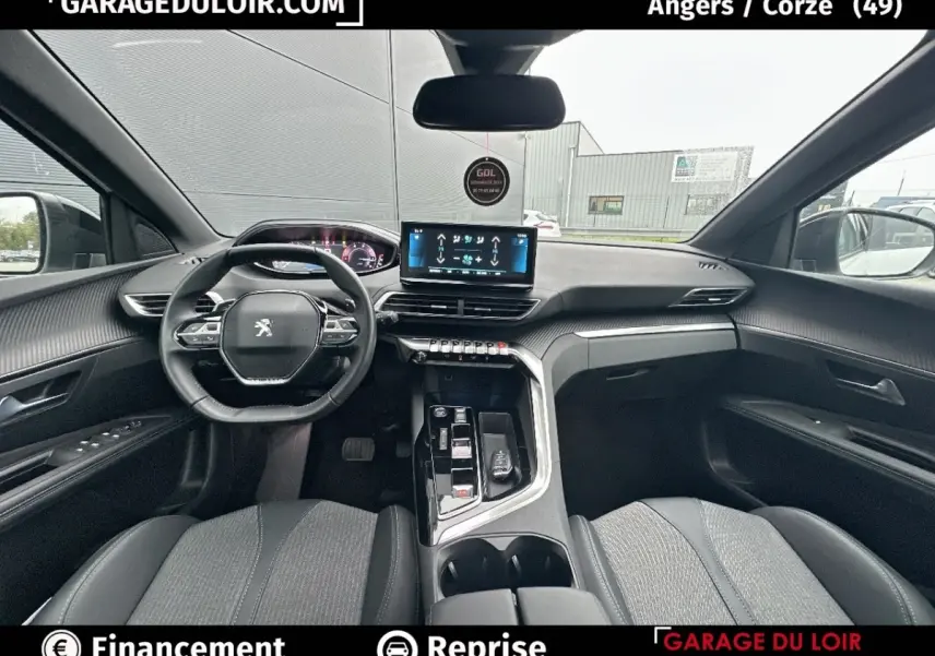 Vue intérieure avant du Peugeot 3008 blanc 2024, mettant en valeur le tableau de bord numérique et l'écran tactile central.