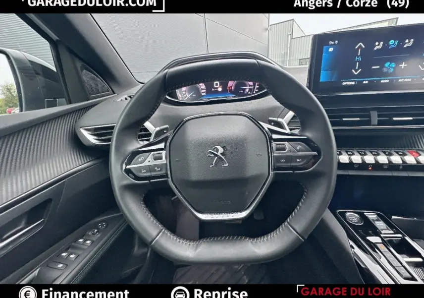 Vue intérieure centrée sur le volant cuir noir du Peugeot 3008 2024 avec tableau de bord numérique et écran tactile.