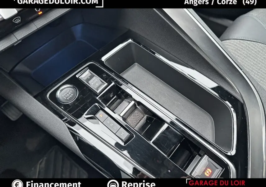 Vue rapprochée de la console centrale noire brillante avec levier de vitesses et bouton start/stop du Peugeot 3008 blanc 2024.