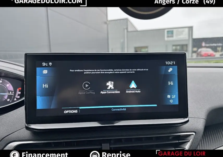 Écran tactile central du tableau de bord du Peugeot 3008 blanc, affichant Apple CarPlay et Android Auto.
